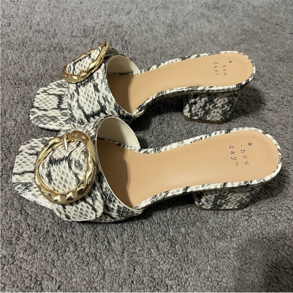 heels size 6 - Picture 2 of 5